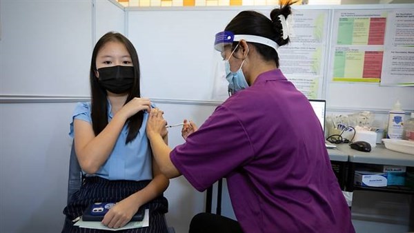 Học sinh Singapore tiêm chủng vào ngày 3/6.