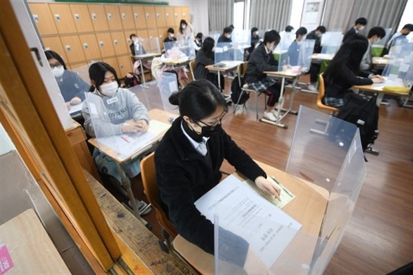 Học sinh Hàn Quốc làm bài kiểm tra vào tháng 11/2020.