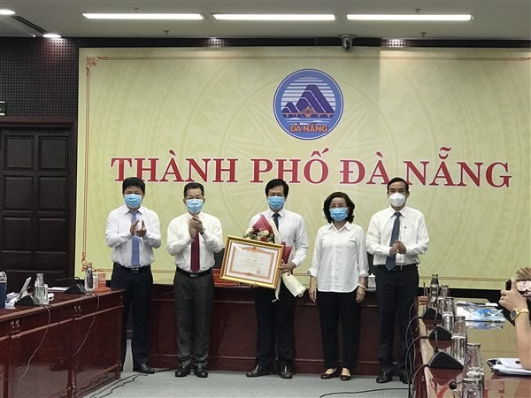 Trung tâm Kiểm soát bệnh tật TP Đà Nẵng đón nhận Bằng khen của Thủ tướng Chính phủ, nhờ triển khai tốt, sáng tạo trong quá trình tổ chức xét nghiệm.