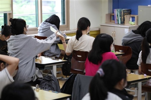 Học sinh lớp 12 Hàn Quốc thi thử tại trường.