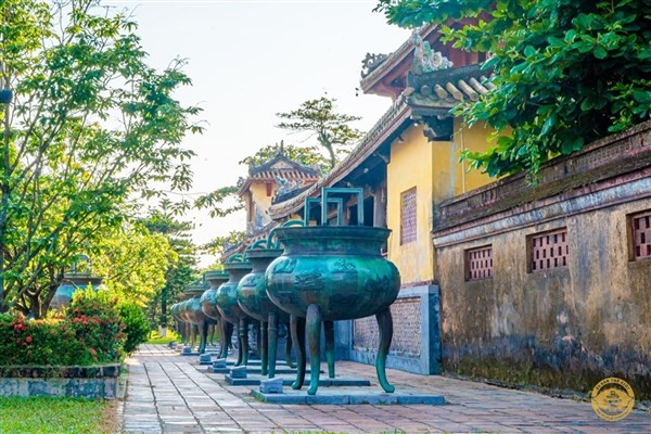 Cửu đỉnh trước Thế Miếu – nơi thờ các vua nhà Nguyễn. Nguồn ảnh: Trung tâm Bảo tồn Di tích Cố đô Huế.