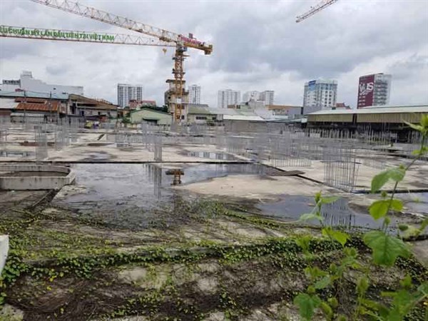 Dự án Diamond Lotus Lake View, quận Tân Phú đứng hình từ lâu vẫn chưa có dấu hiệu xây dựng lại.
