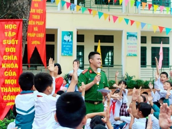 Công an huyện Phúc Thọ (Hà Nội) tuyên truyền phòng chống ma túy cho HS. Ảnh chụp trước 27/4.