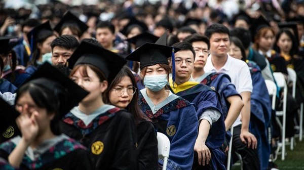 Hầu hết, sinh viên không đeo khẩu trang khi tham dự lễ tốt nghiệp.