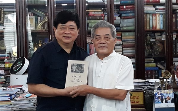 Tổng Giám đốc Đài Tiếng nói Việt Nam Nguyễn Thế Kỷ (trái) và tác giả.