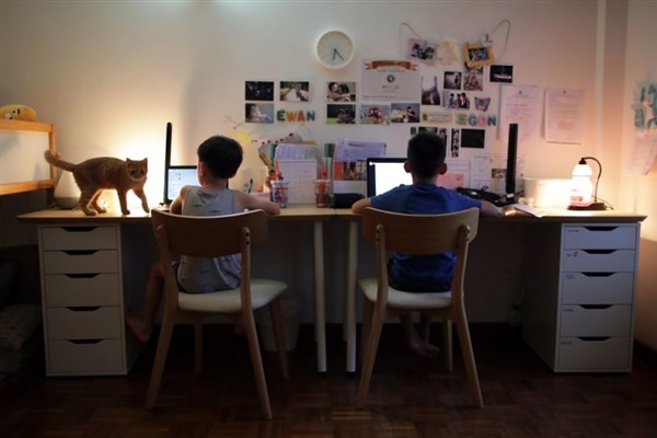Học sinh Singapore học trực tuyến tại nhà.