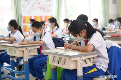 Học sinh Quảng Châu đến trường vào tháng 5/2020.