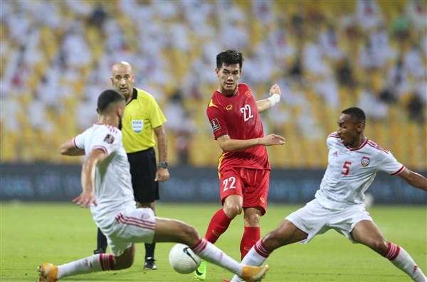 Tiến Linh (áo sẫm) ghi bàn trong cả 2 trận đấu giữa đội tuyển Việt Nam gặp đội tuyển UAE.