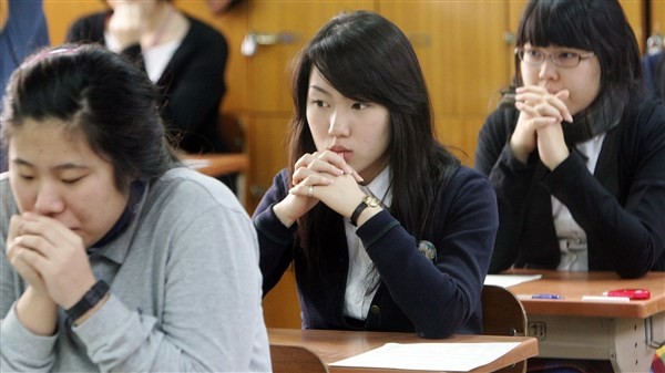 Học sinh Hàn Quốc hồi hộp trước kỳ thi tuyển sinh đại học.