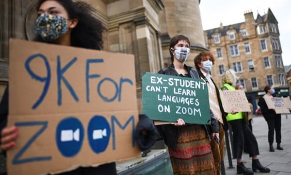 Sinh viên Anh phản đối học trực tuyến.