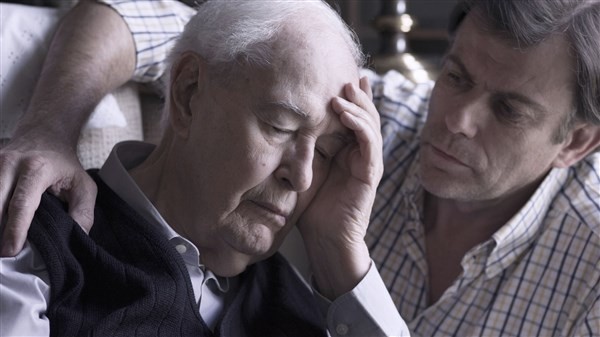 Bệnh Alzheimer gây suy giảm trí nhớ ở người cao tuổi.