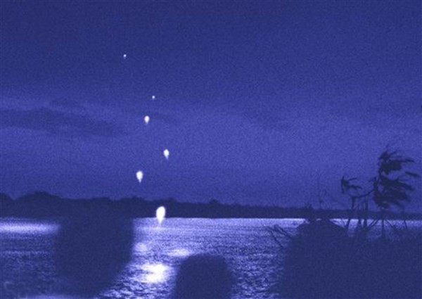 Những quả cầu lửa từ dưới sông phóng lên trong đêm.