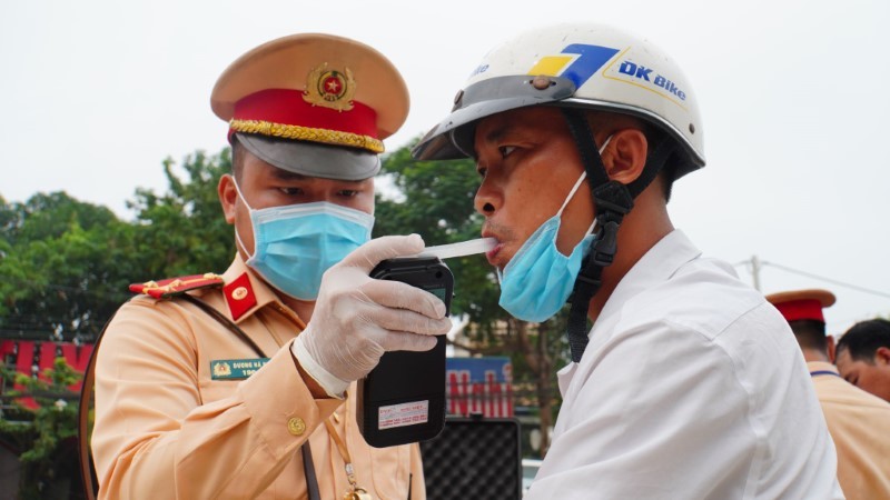 Lực lượng CSGT Công an TP Hà Nội kiểm tra nồng độ cồn lái xe.