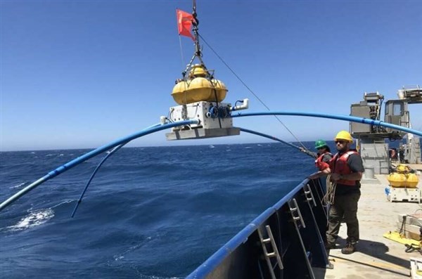Một cảm biến điện từ được đưa xuống đáy đại dương ngoài khơi New Zealand.