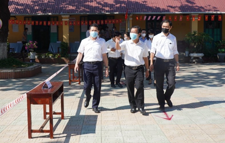 Ông Nguyễn Văn Phương - Chủ tịch UBND tỉnh Thừa Thiên - Huế kiểm tra công tác phòng, chống dịch bệnh tại các địa phương.