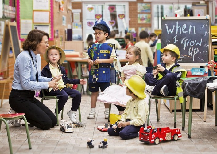 Trẻ em Tây Ban Nha học song ngữ từ 6 tuổi.