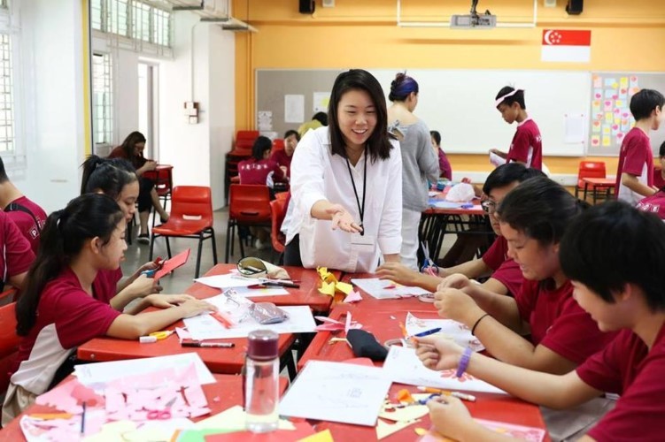 Trẻ em Malaysia được khuyến khích học song ngữ 
khi sống tại Singapore.