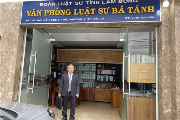 Thầy giáo Lê Cao Tánh nay tóc đã bạc và mở Văn phòng Luật sư Bá Tánh.