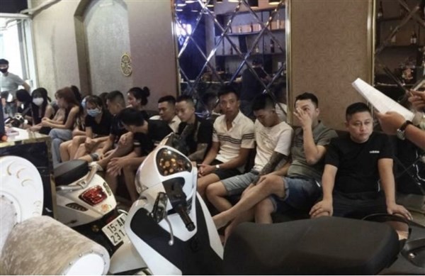 Quán karaoke 298C Văn Cao (quận Hải An, Hải Phòng) hoạt động giữa dịch Covid-19, bất chấp lệnh cấm.