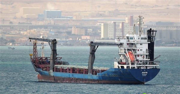 Tàu MV Aman neo đậu ngoài cảng của Ai Cập