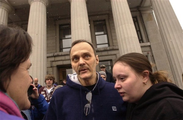 Ông Brown (giữa) và con gái (bên trái) rời toà án.