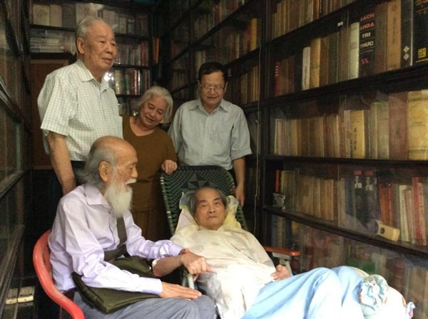 Cố nhà giáo Văn Như Cương và bạn bè thăm nhà văn Sơn Tùng (ảnh năm 2015).