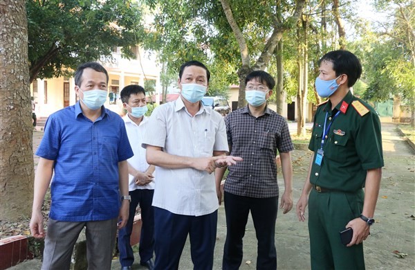 Ông Đỗ Minh Tuấn – Chủ tịch UBND tỉnh Thanh Hóa (áo sọc giữa) kiểm tra công tác phòng, chống dịch Covid-19 tại huyện Thiệu Hóa.
