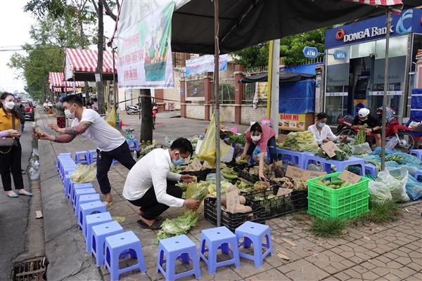Một điểm bán hàng “Mang chợ ra phố” tại quận Ninh Kiều.