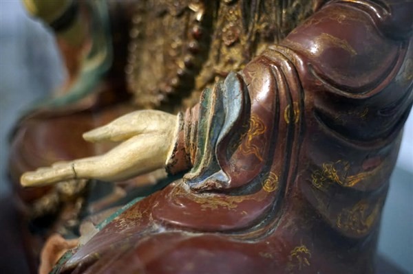 Nghệ thuật điêu khắc chân dung hậu Phật thể hiện rõ trong các chi tiết chân dung.