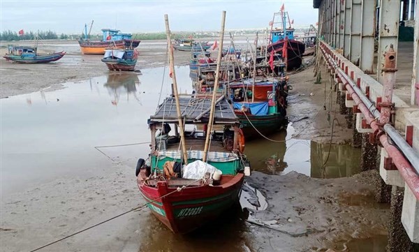 Cảng cá Thạch Kim (huyện Lộc Hà, Hà Tĩnh) hiện đã bị bồi lắng, tàu thuyền rất khó cập bến.