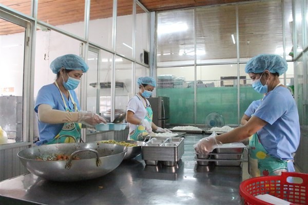 Nhân viên tại Khoa Dinh dưỡng, Bệnh viện Đa khoa tỉnh Kon Tum chuẩn bị các suất ăn từ thiện.