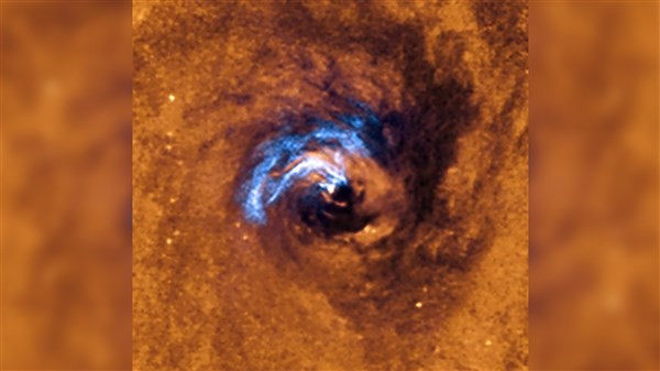 Hình ảnh hố đen “nuốt chửng” vật chất xung quanh.