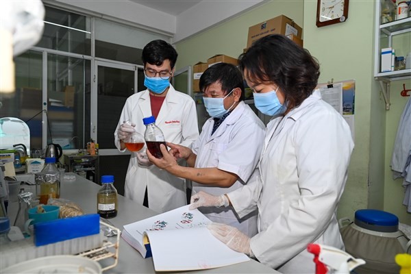 PGS.TS Lê Quang Huấn và cộng sự nghiên cứu tính năng của thuốc.