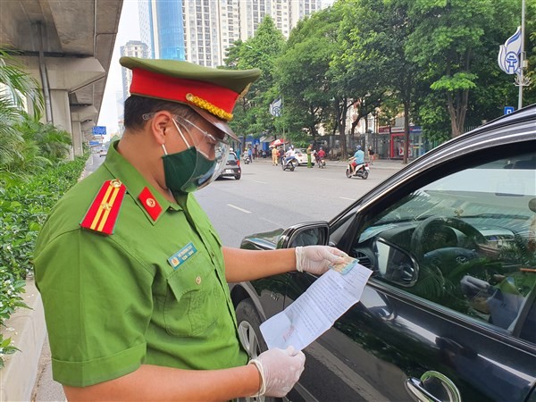Trong thời gian giãn cách xã hội tại TP Hà Nội thì người dân tham gia giao thông phải xuất trình giấy đi đường. 