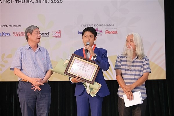 Nhạc sĩ Nguyễn Văn Chung nhận giải Khát vọng Dế Mèn 2020.