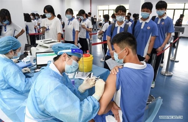 Học sinh Trung Quốc tiêm vắc-xin phòng Covid-19.
