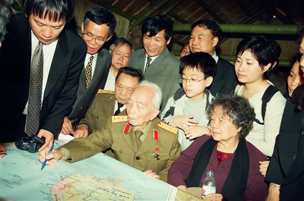 Sau 50 năm Chiến thắng Điện Biên Phủ (1954 - 2004) Đại tướng về Mường Phăng thăm lại Hầm chỉ huy Chiến dịch Điện Biên Phủ.