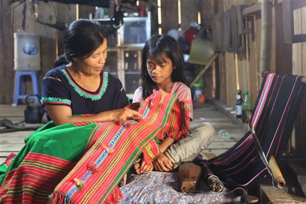 Chị Hlạng luôn mong muốn truyền dạy và phát triển nghề dệt thổ cẩm.