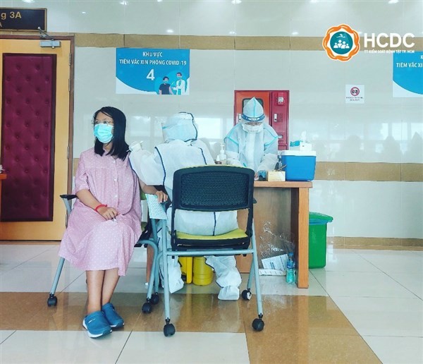 Vắc-xin phòng Covid-19 không gây nguy hại cho trẻ đang bú mẹ. Ảnh: Trung tâm Kiểm soát Bệnh tật TP Hồ Chí Minh (HCDC). 