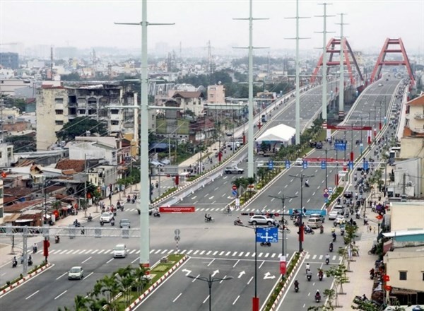 Đường Phạm Văn Đồng (TPHCM) đi qua 4 quận, sau khi được mở rộng đã tạo bộ mặt sáng sủa cho khu vực.