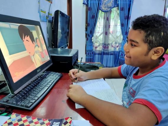 Trẻ em Indonesia học trực tuyến tại nhà.