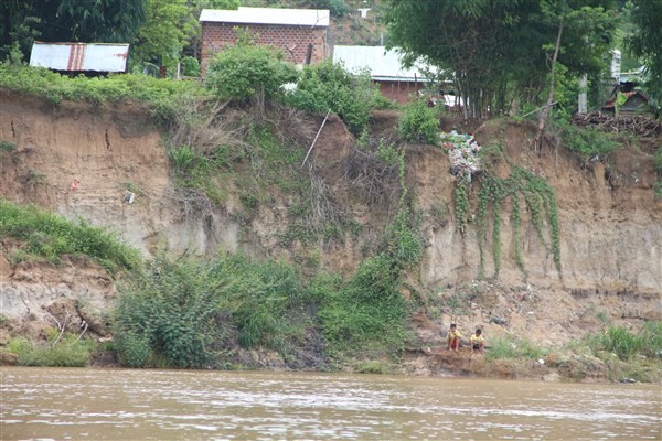 Bờ sông Đăk Bla bị sạt lở nghiêm trọng.