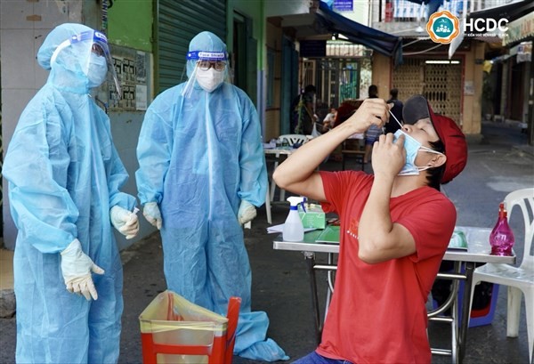 Người dân được hướng dẫn cách tự lấy mẫu. 	Ảnh: Trung tâm Kiểm soát Bệnh tật TP Hồ Chí Minh (HCDC).