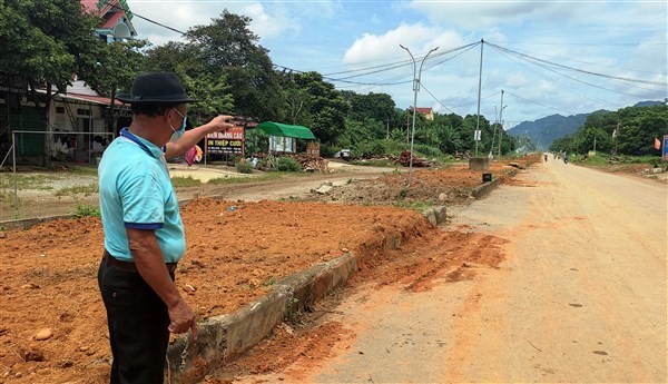Ông Nguyễn Trung Chính (71 tuổi), ở khu phố Ngọc Sơn, thị trấn Ngọc Lặc chỉ về con đường dở dang đã hơn một thập kỷ qua.