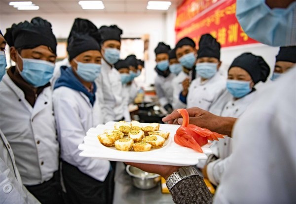 Lớp học nấu ăn tại Trường Kỹ thuật và Dạy nghề Nagchu, Tây Tạng.