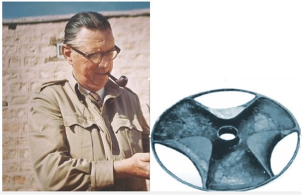 Nhà khoa học Walter Bryan Emery và chiếc đĩa Sabu được phục chế.