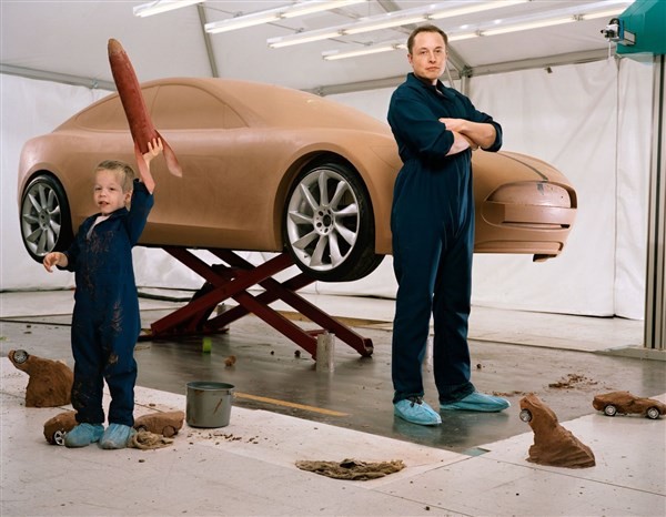 Tỷ phú Elon Musk (phải) và con trai.
