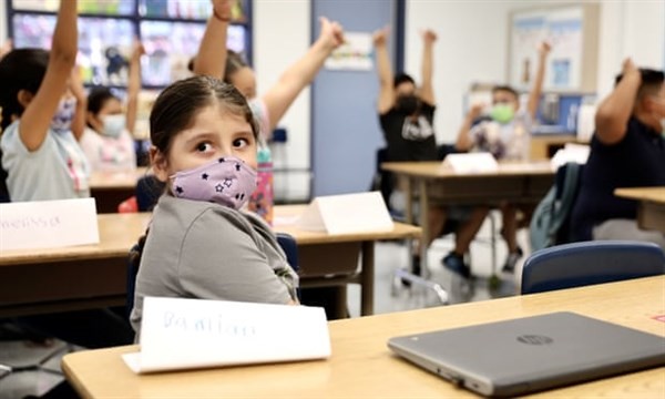 Học sinh tại Los Angeles, Mỹ, đeo khẩu trang trong giờ học.