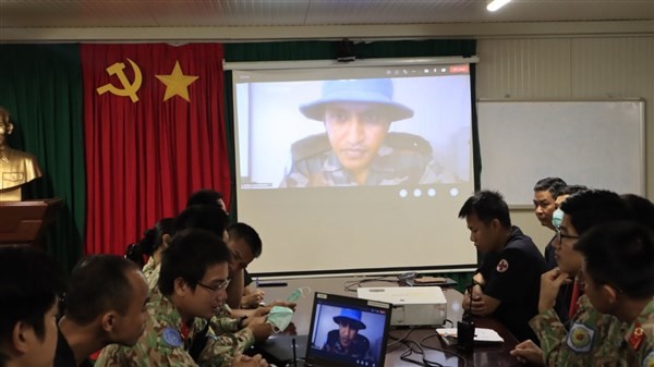 Lực lượng Gìn giữ Hòa bình Việt Nam làm việc trực tuyến với các đồng nghiệp Ấn Độ.