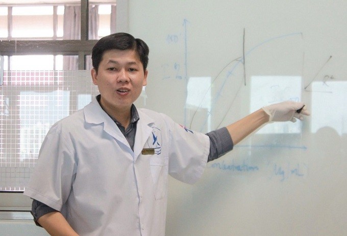 TS Nguyễn Hoàng Chinh giới thiệu tính năng của khẩu trang tự phân hủy.